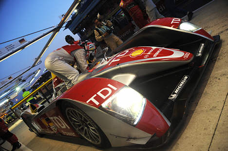 Tom Kristensen under et pitstop natten til fredag, hvor han og teamkollegerne hos Audi formåede at være på niveau med ellers så skræmmende Peugeot.